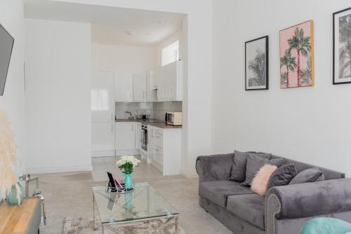 Zona d'estar a Portsmouth City Centre Modern Apartment - with Free Parking