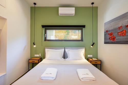 1 dormitorio con 1 cama con 2 almohadas blancas en Casa Aloe, en Stalós