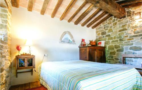 um quarto com uma cama e uma parede de pedra em Stunning Home In Villagrande Di Monteco With Kitchen 