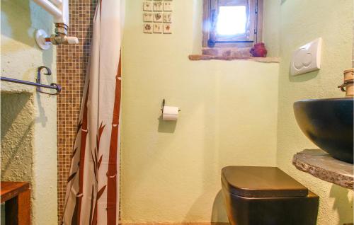 a bathroom with a sink and a toilet at Stunning Home In Villagrande Di Monteco With Kitchen 