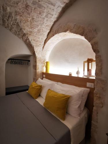 Un pat sau paturi într-o cameră la A Petre Luxury Room