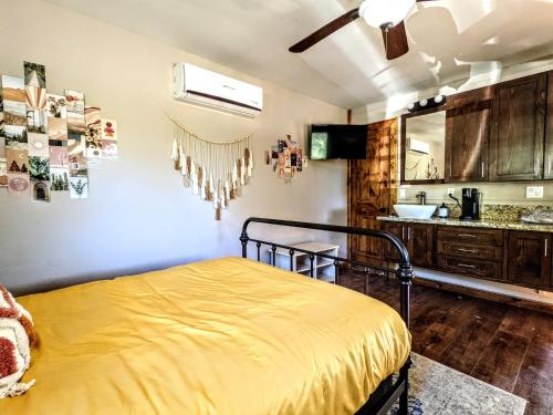 Un pat sau paturi într-o cameră la The Bluebird's Nest - Cabin with Fireplace