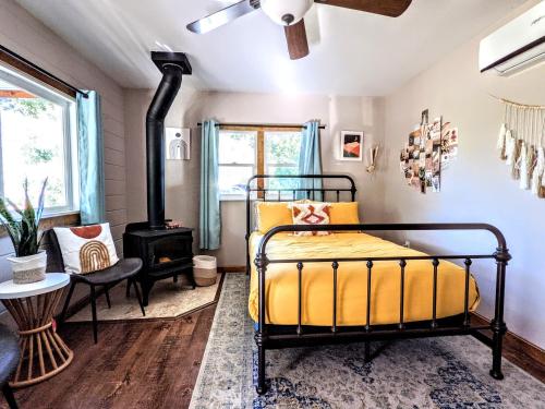 Un pat sau paturi într-o cameră la The Bluebird's Nest - Cabin with Fireplace