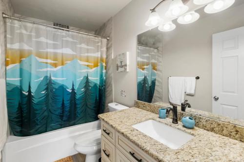 baño con lavabo y cortina de ducha en HoneyHomes Spectacular View Home with Amenities, en Sumner