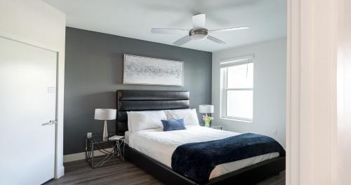 Un pat sau paturi într-o cameră la Westshore Apartments by Barsala