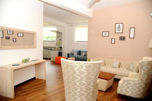 庫魯內格拉的住宿－NINETY-NINE APARTMENTS，客厅配有沙发和桌椅