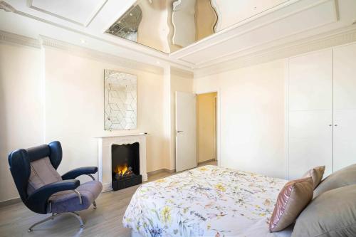 a bedroom with a bed and a chair and a fireplace at Cuidadosamente decorado apartamento junto al metro in Madrid