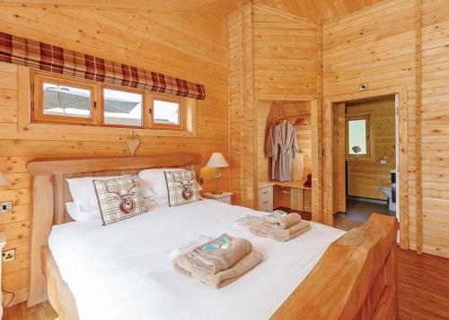 Llit o llits en una habitació de Gadlas Park Holiday Cabins