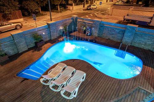 een zwembad met ligstoelen en een zwembad bij Villa Luxury Rock Tirri in Reus