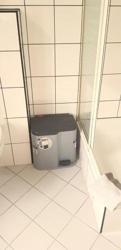 a suitcase sitting in the corner of a bathroom at Villa Hoffnung in Bad Elster