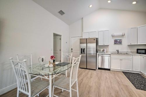 Η κουζίνα ή μικρή κουζίνα στο Sleek Tavares Condo 3 Miles to Downtown