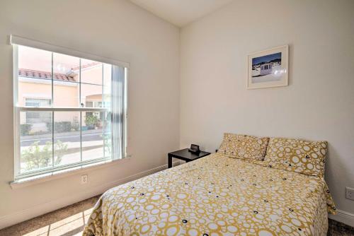 Ένα ή περισσότερα κρεβάτια σε δωμάτιο στο Sleek Tavares Condo 3 Miles to Downtown
