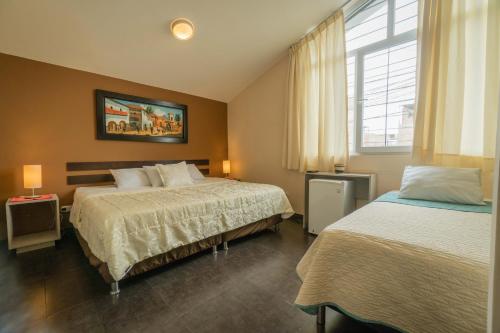 Cette chambre comprend 2 lits et une fenêtre. dans l'établissement B&B Wasi Airport Lima, à Lima