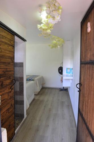 a hallway with a room with a ceiling at Vicalis Hotel, Villas y Glamping in San Sebastian Xolalpa