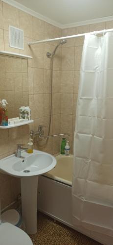 La salle de bains est pourvue d'une douche, d'un lavabo et d'une baignoire. dans l'établissement Ауэзова 49б, 2х комнатная, à Öskemen