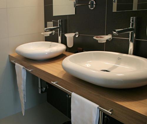 baño con lavabo blanco en una encimera de madera en Hotel Filanda, en Cittadella