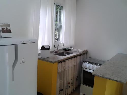 Η κουζίνα ή μικρή κουζίνα στο Maresias Flats Unidade I