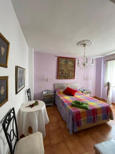 un dormitorio con una cama y una mesa en luxury's villas, en Villacarrillo