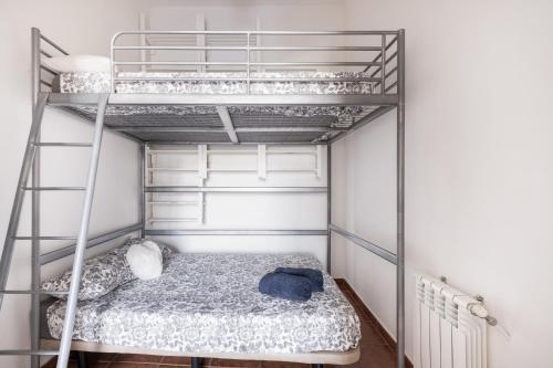 מיטה או מיטות קומותיים בחדר ב-Comfy 4 rooms apt in the heart of Chueca (Madrid center)