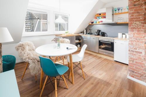 a kitchen and dining room with a table and chairs at Stewohood Norderney in Norderney