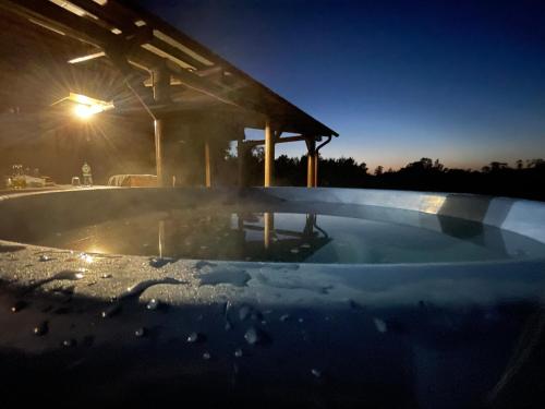 una piscina cubierta de nieve por la noche con un edificio en Escape of city, en Pabiržė