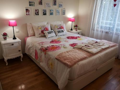 een bed in een slaapkamer met 2 tafels en 2 lampen bij Architect House in Porto