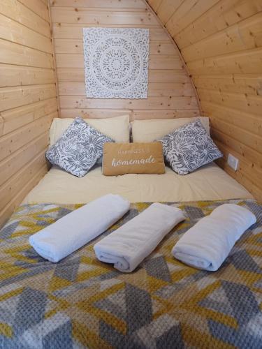 Un pat sau paturi într-o cameră la Nesswood Luxury Glamping