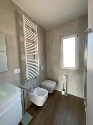 Bilik mandi di Settimo Cielo Apartment Aosta CIR 0199