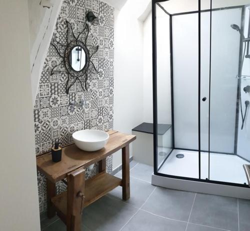 ein Bad mit einem Waschbecken und einer Glasdusche in der Unterkunft Logis de charme en Touraine in Sainte-Maure-de-Touraine