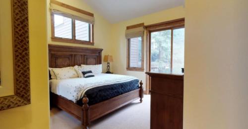 1 dormitorio con 1 cama, vestidor y ventanas en 4 Bedroom Luxury Private Home In Vails Cascade Village With Mountain Views And Hot Tub en Vail