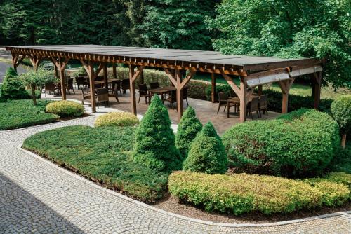 Jardín al aire libre en Hotel Troyer