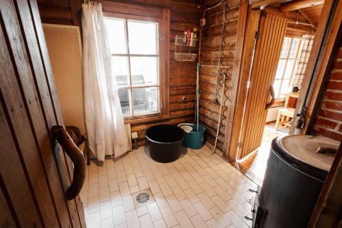 Kleines Zimmer mit einem Fenster und Fliesenboden. in der Unterkunft Villa Pikku Saana in Kilpisjärvi