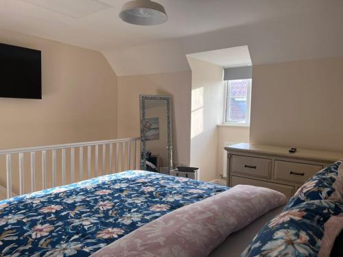 מיטה או מיטות בחדר ב-Centrally Located Lincolnshire Home With Free Parking On Premises