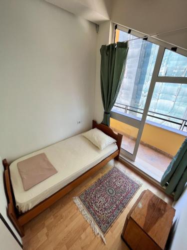 Una cama o camas en una habitación de Blue Door Hostel