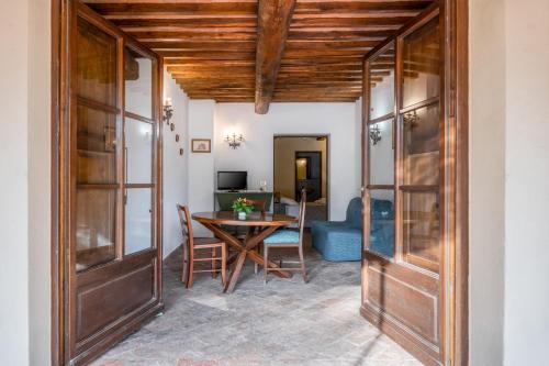 a living room with a table and a blue couch at Podere Mezzastrada - Place of Charme in Fiano