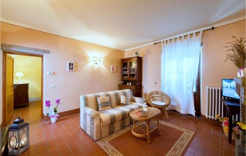 TV a/nebo společenská místnost v ubytování Cozy Home In Cortona With Kitchen