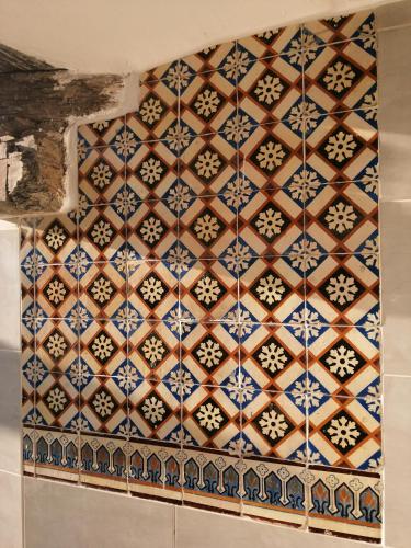 a tiled wall in a room with a tile ceiling at Casa da Muralha in Vila Nova de Foz Coa