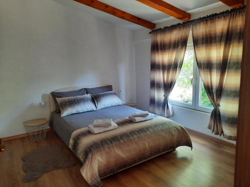 Ein Bett oder Betten in einem Zimmer der Unterkunft Apartments Gazevic