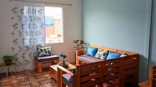 Zimmer mit einem Bett, einem Fenster und einem Stuhl in der Unterkunft Departamento familiar en Manta in Manta