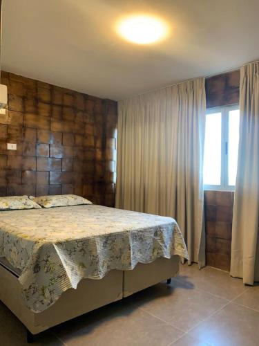 Llit o llits en una habitació de APARTAMENTO ENCANTADOR NA BEIRA-MAR DE MACEIÓ