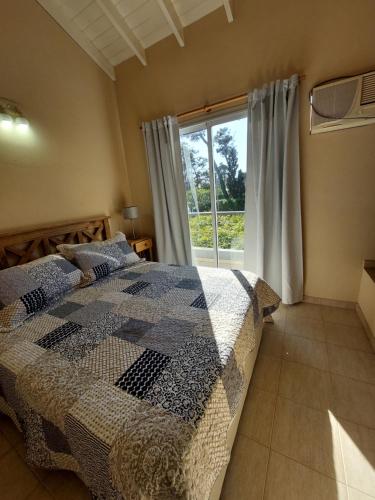 Giường trong phòng chung tại Los Cardones