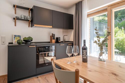 - une cuisine avec une table en bois et 2 verres à vin dans l'établissement stuub todtnauberg, à Todtnauberg