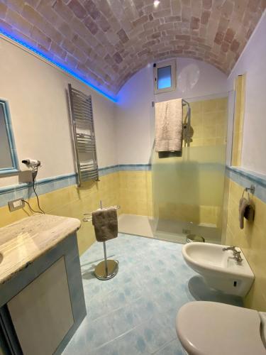 a bathroom with a sink and a toilet at Stella Murgiana in Altamura