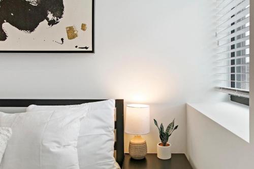 Ліжко або ліжка в номері Simple Studio Apt with In-unit Laundry - Wilson 403