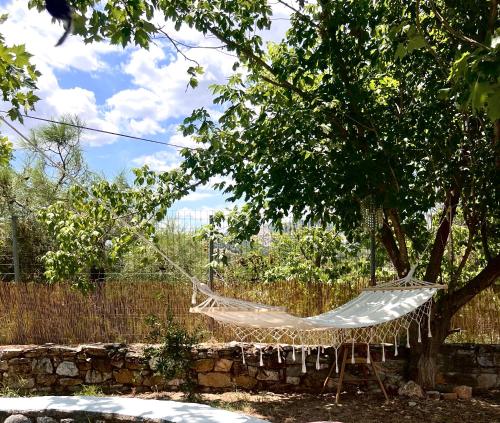 a hammock hanging from a tree in a yard at Villa Kastro Elassona in Elassona