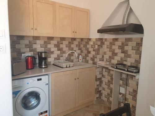 Kuchyň nebo kuchyňský kout v ubytování Lovely one-bedroom flat in Skopelos