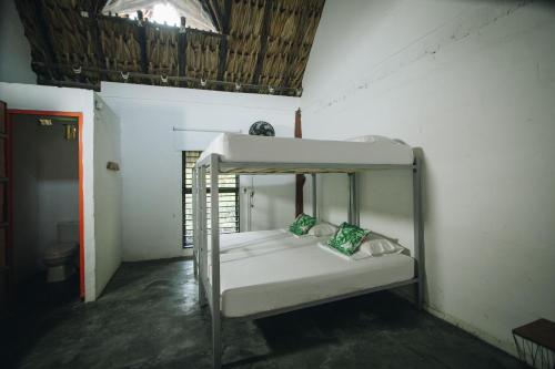 a bedroom with a bunk bed in a room at Makenke Hostel By Los Colores Ecoparque in Doradal