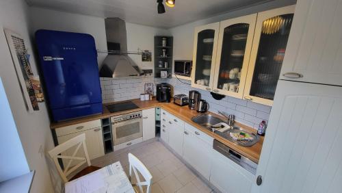 uma cozinha com um lavatório e uma bancada em Auszeit! em Büdelsdorf