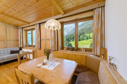 a dining room with a table and a large window at Alpenhotel Wanderniki in Liesing