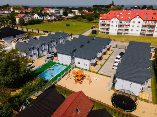 隱海市的住宿－Domki letniskowe Layla，享有带游泳池的房屋的空中景致